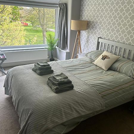Hazel Grove Lovely, Large Double Bedroom With Park View In Home מראה חיצוני תמונה