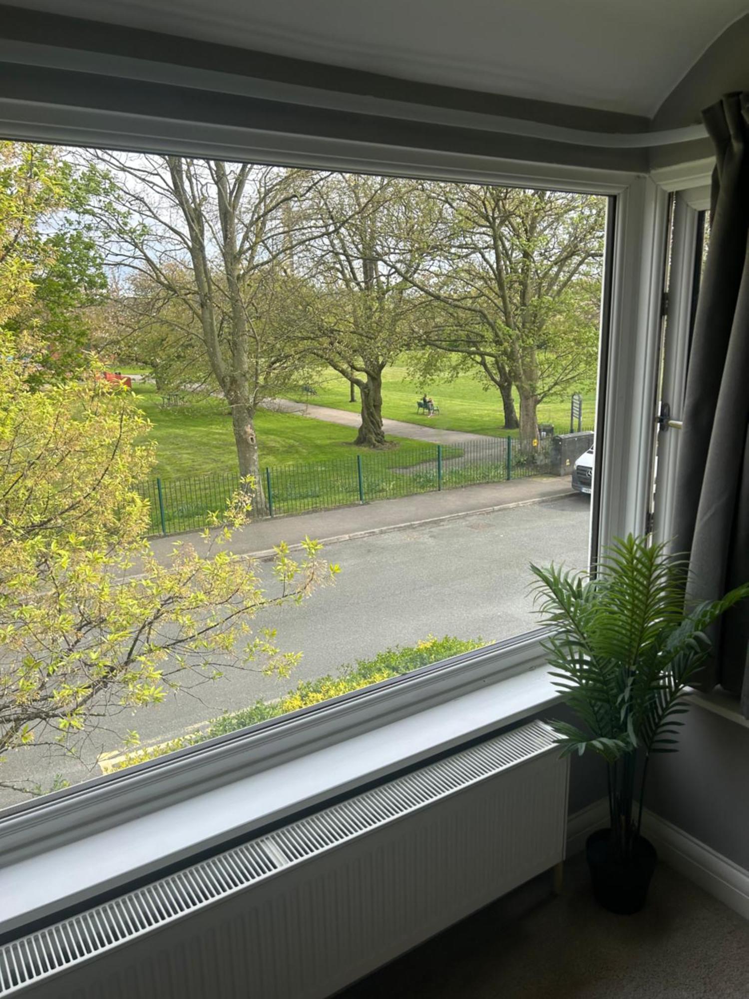 Hazel Grove Lovely, Large Double Bedroom With Park View In Home מראה חיצוני תמונה