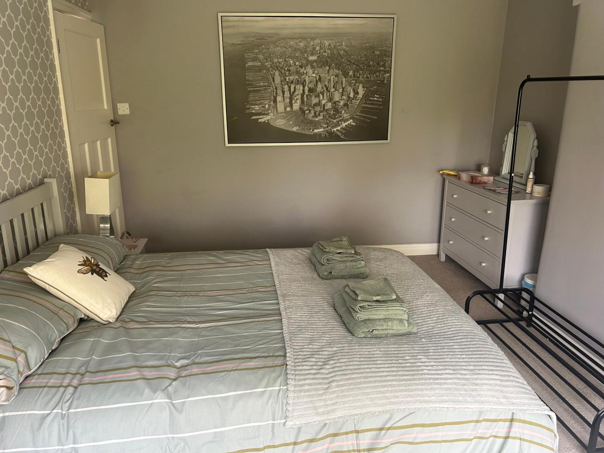 Hazel Grove Lovely, Large Double Bedroom With Park View In Home מראה חיצוני תמונה