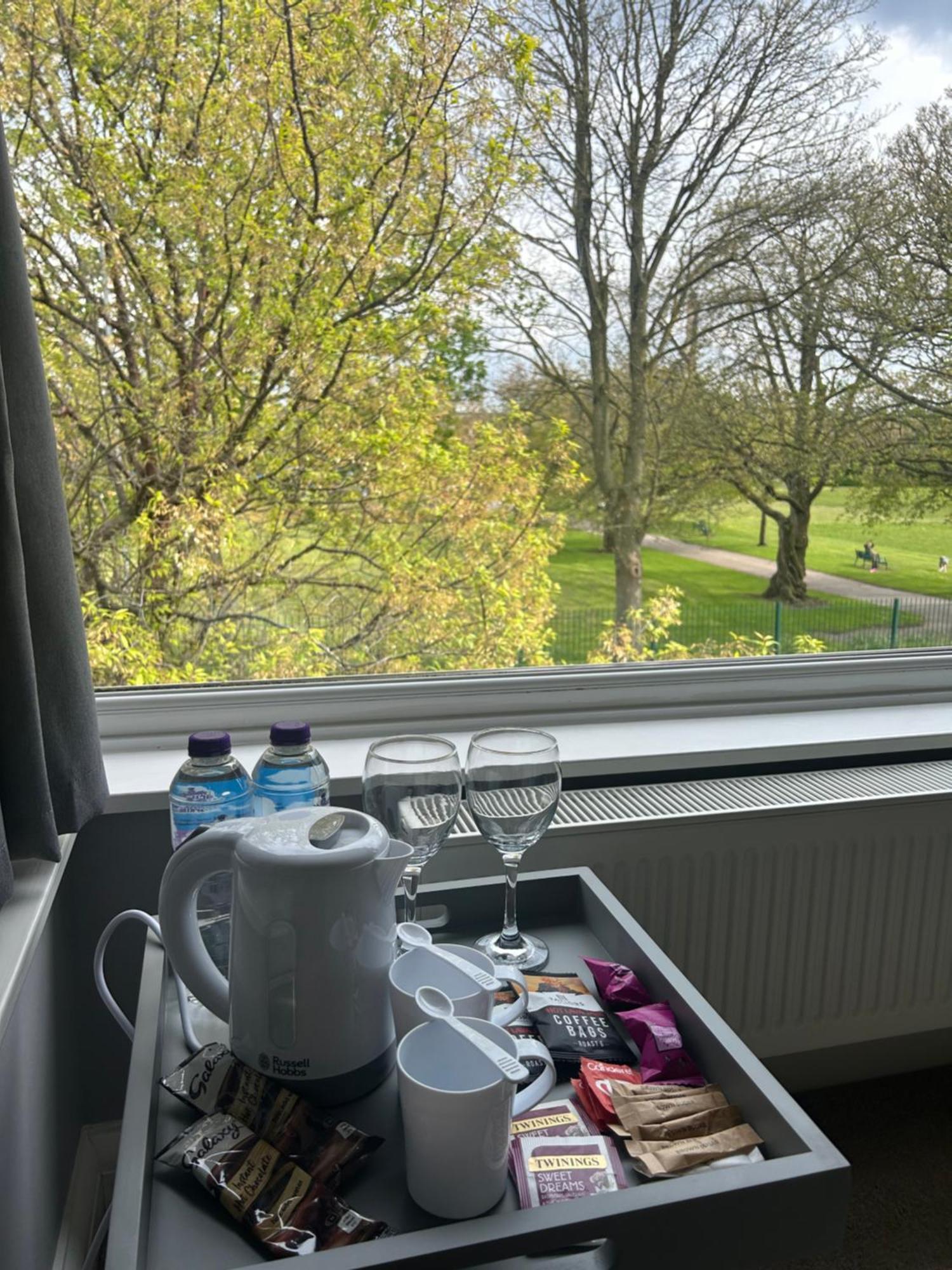 Hazel Grove Lovely, Large Double Bedroom With Park View In Home מראה חיצוני תמונה