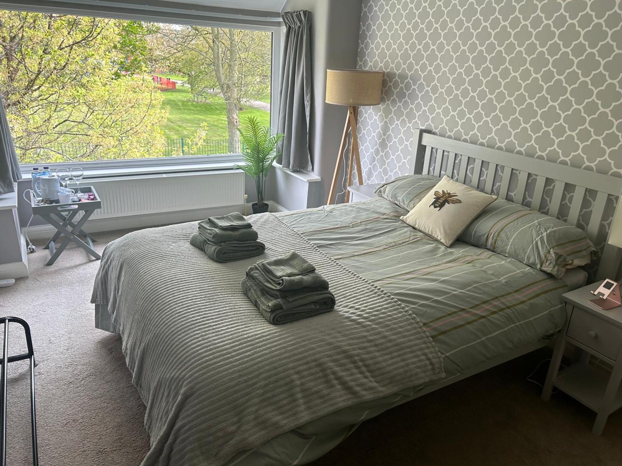 Hazel Grove Lovely, Large Double Bedroom With Park View In Home מראה חיצוני תמונה