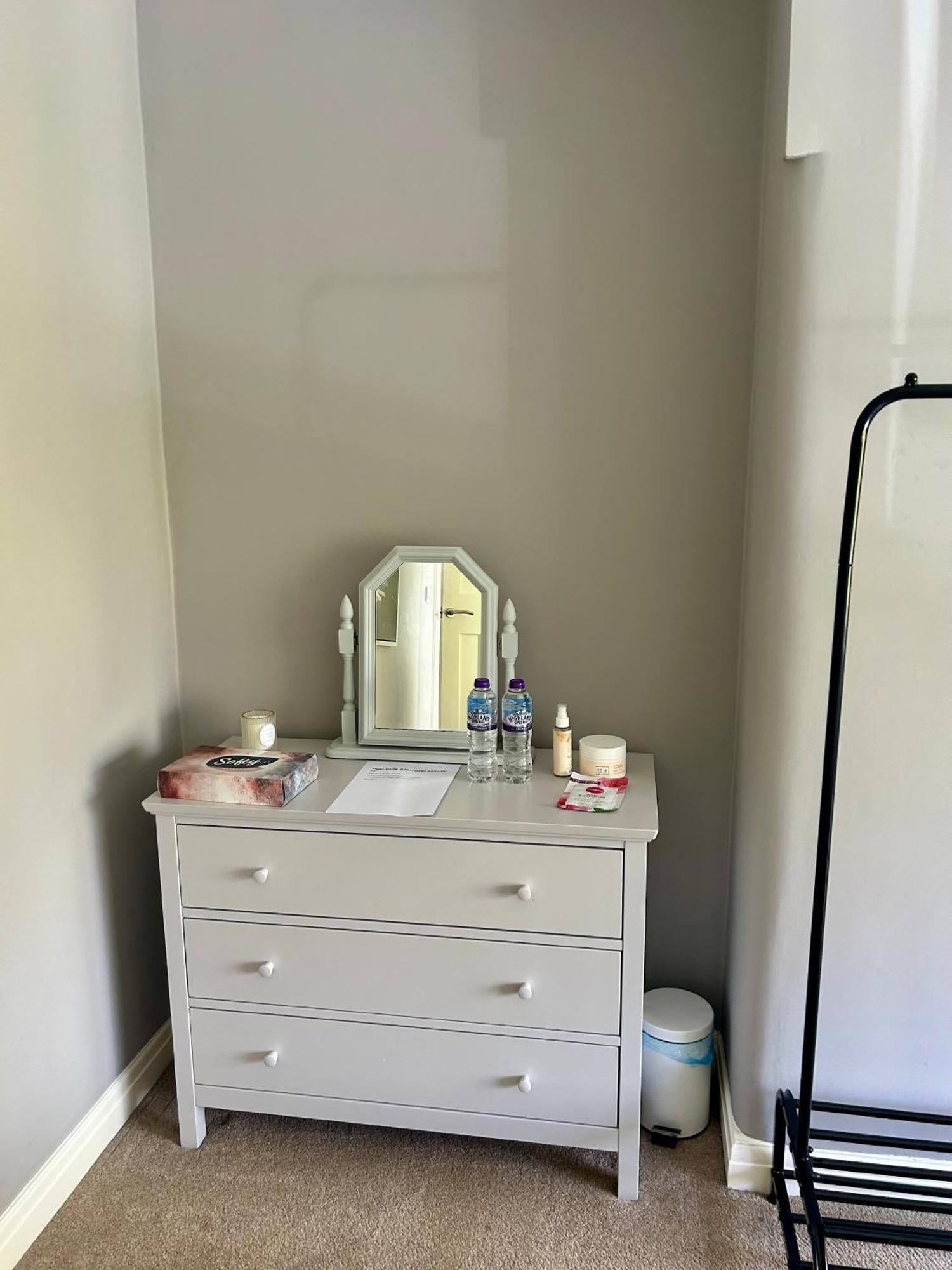 Hazel Grove Lovely, Large Double Bedroom With Park View In Home מראה חיצוני תמונה