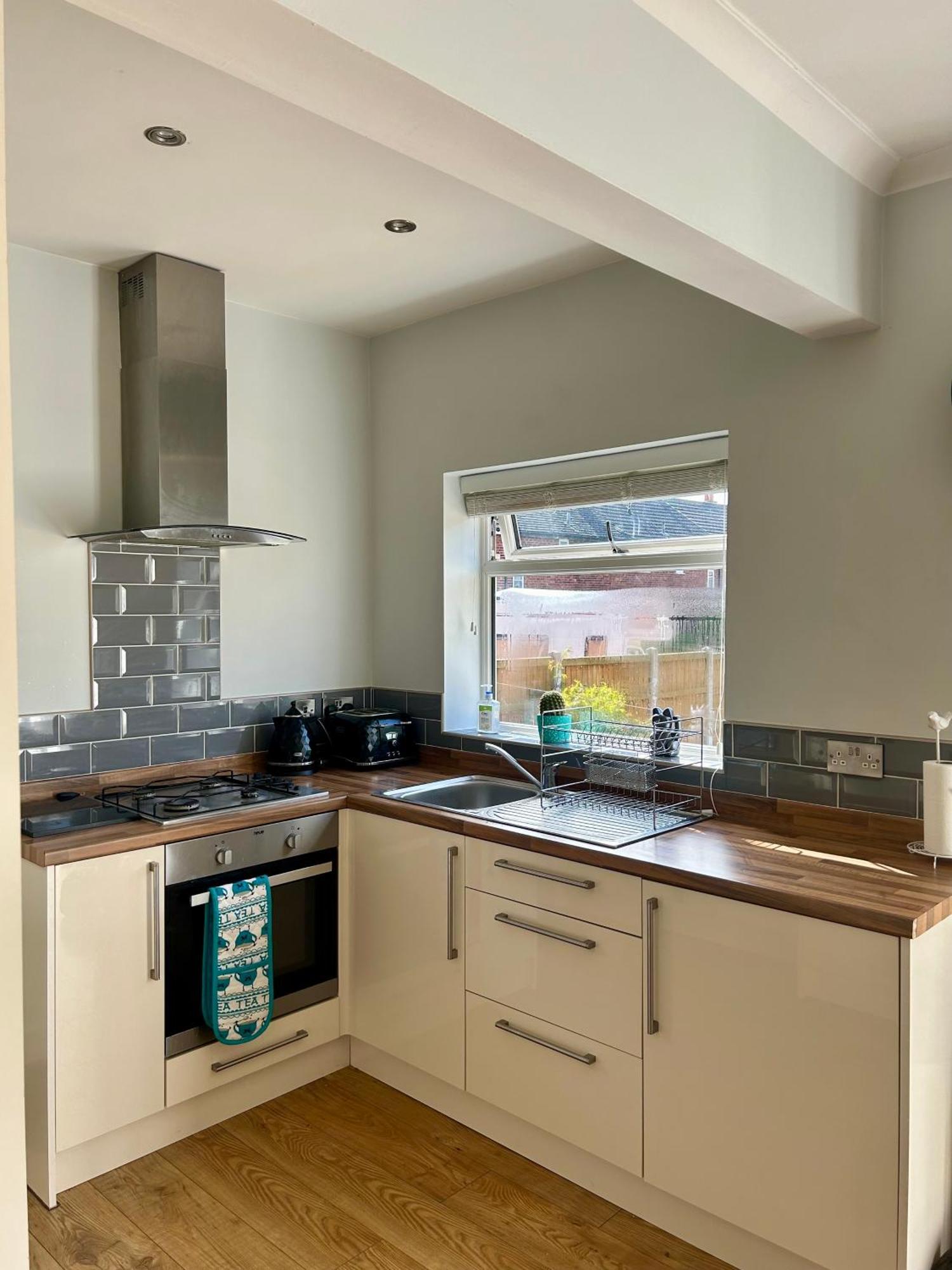 Hazel Grove Lovely, Large Double Bedroom With Park View In Home מראה חיצוני תמונה