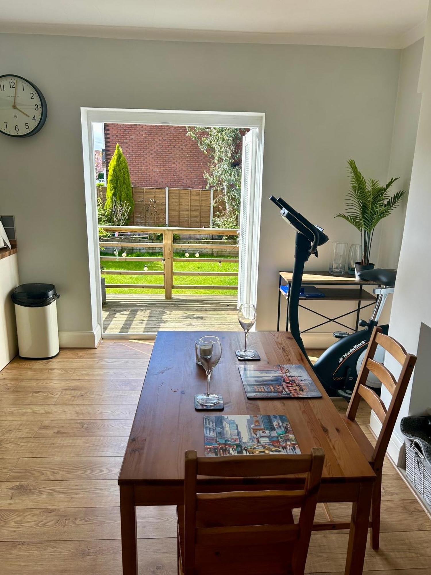 Hazel Grove Lovely, Large Double Bedroom With Park View In Home מראה חיצוני תמונה