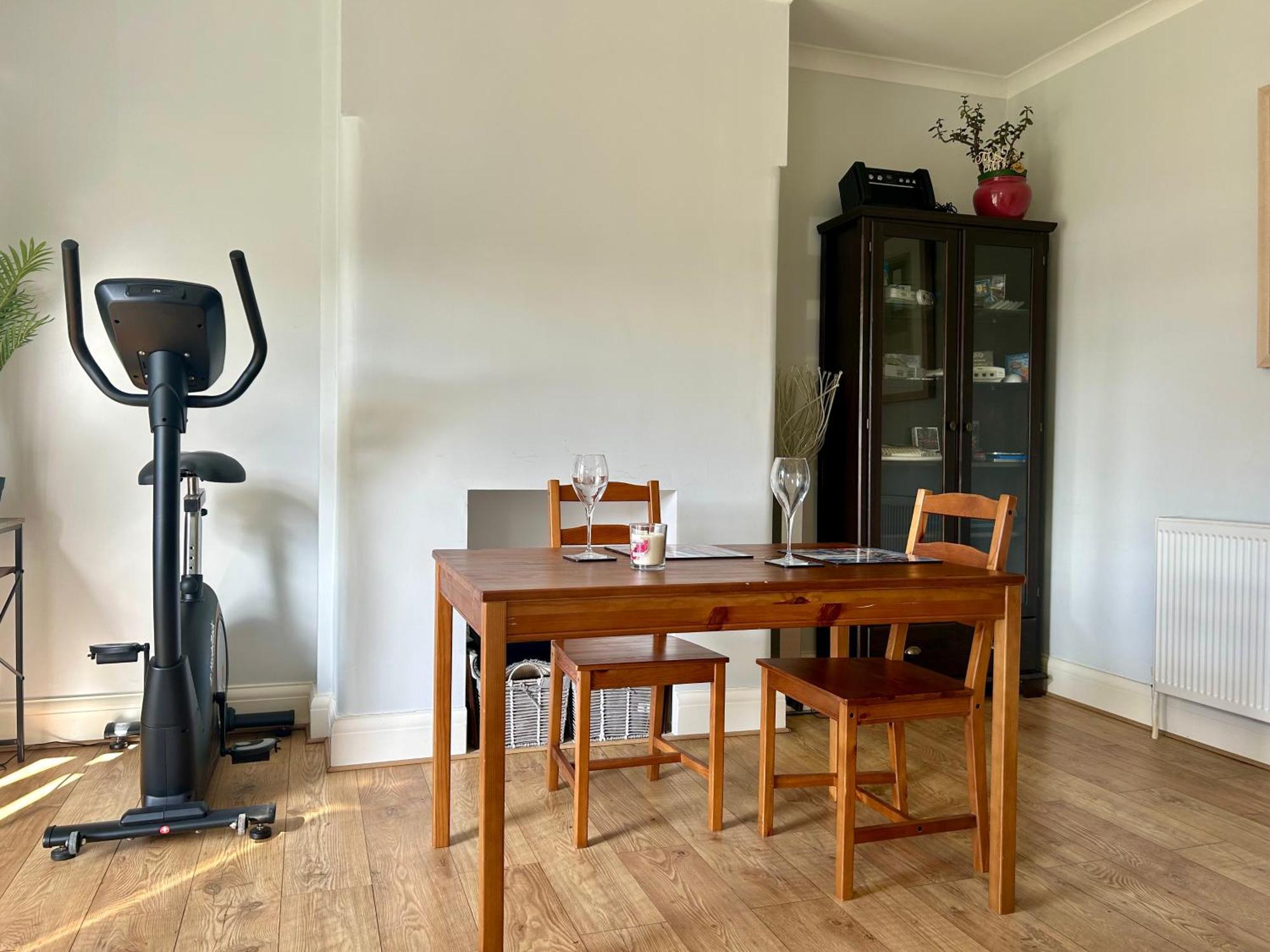 Hazel Grove Lovely, Large Double Bedroom With Park View In Home מראה חיצוני תמונה