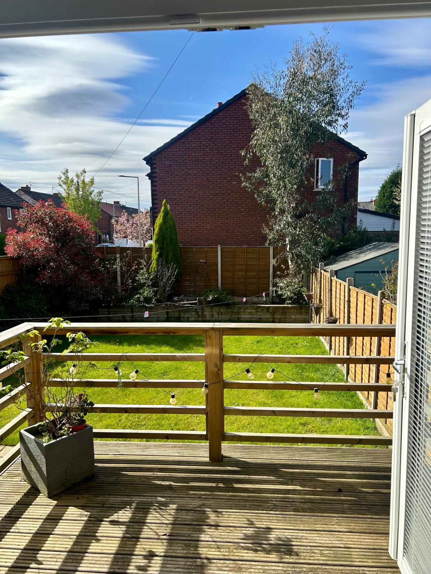 Hazel Grove Lovely, Large Double Bedroom With Park View In Home מראה חיצוני תמונה